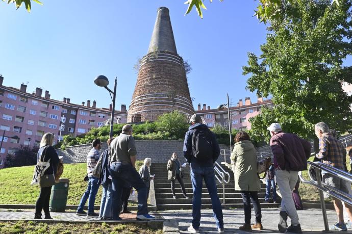 Visita guiada por Bilbao La Vieja para mostrar las curiosidades de este barrio.