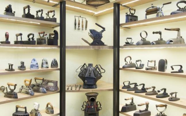 La exposición de planchas antiguas incluye 300 piezas de diferentes épocas históricas. Foto: Orduña Hiria La exposición de planchas antiguas incluye 300 piezas de diferentes épocas históricas. Foto: Orduña Hiria