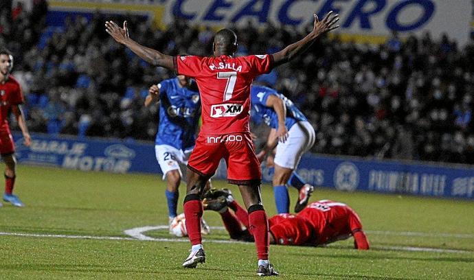 Sylla reclama una falta de un rival en un momento del partido. Foto: Área 11