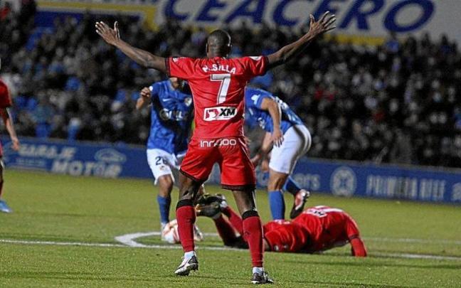 Sylla reclama una falta de un rival en un momento del partido. Foto: Área 11