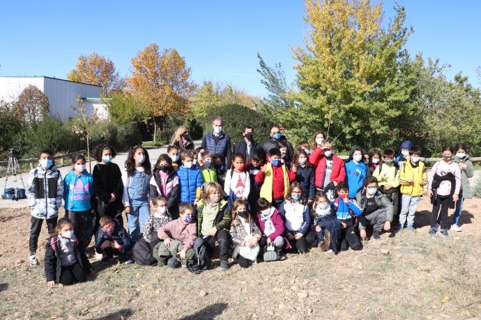 Escolares de Arguedas posan junto con las autoridades tras la plantación