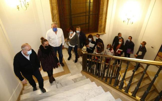Concejales de EH Bildu, PSN y Geroa Bai, tras abandonar el pleno del Ayuntamiento después de que Navarra Suma no respetase la mayoría democrática. Concejales de EH Bildu, PSN y Geroa Bai, tras abandonar el pleno del Ayuntamiento después de que Navarra Suma no respetase la mayoría democrática.