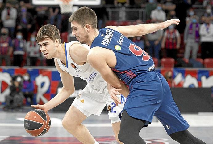 Marinkovic defiende a Núñez durante los minutos de la basura del duelo contra el Real Madrid el pasado jueves. Foto: Josu Chavarri