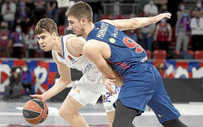 Marinkovic defiende a Núñez durante los minutos de la basura del duelo contra el Real Madrid el pasado jueves. Foto: Josu Chavarri