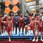 La plantilla del Lointek Gernika Bizkaia y el técnico Mario López posan junto a Javier Loroño, Gerardo Candina y Unai Rementeria.