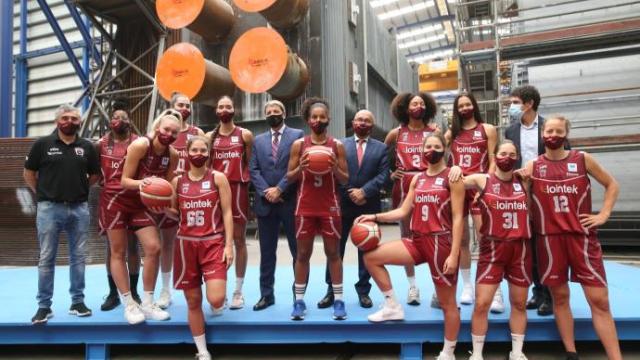 La plantilla del Lointek Gernika Bizkaia y el técnico Mario López posan junto a Javier Loroño, Gerardo Candina y Unai Rementeria.