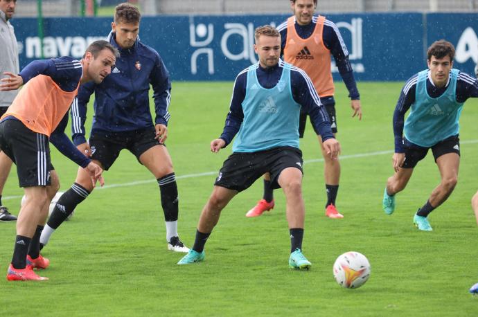 Kike García, Ontiveros y Manu Sánchez, tres de los fichajes, en un entrenamiento en Tajonar.