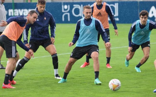 Kike García, Ontiveros y Manu Sánchez, tres de los fichajes, en un entrenamiento en Tajonar.