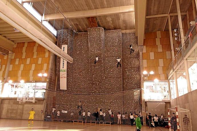 Escaladores en el rocódromo del centro cívico de Hegoalde en una protesta anterior. Foto: DNA