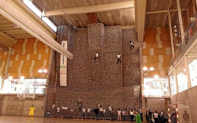 Escaladores en el rocódromo del centro cívico de Hegoalde en una protesta anterior. Foto: DNA