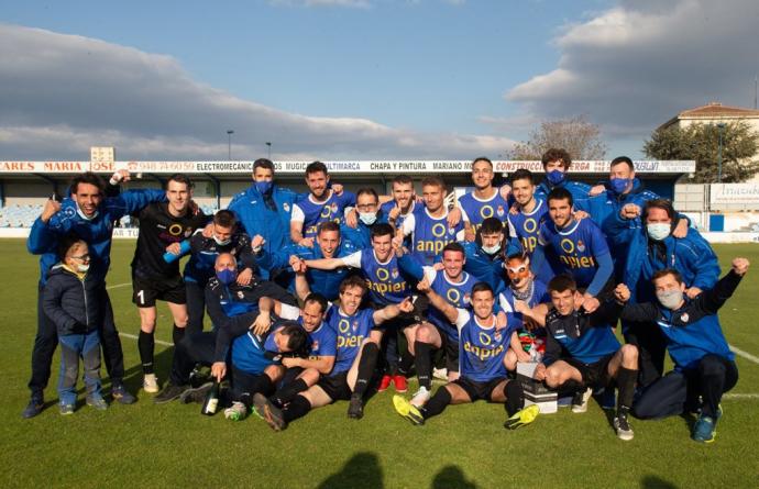 La plantilla de la Peña Sport celebra el campeonato y el ascenso tras el partido del pasado sábado ante el Beti Kozkor