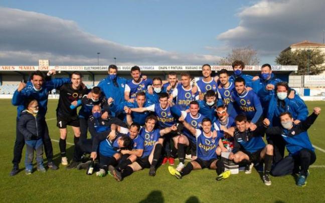 La plantilla de la Peña Sport celebra el campeonato y el ascenso tras el partido del pasado sábado ante el Beti Kozkor