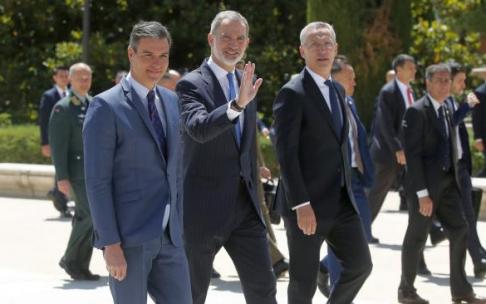 Pedro Sánchez, Felipe VI y Jens Stoltenberg, ayer lunes en la capital española.