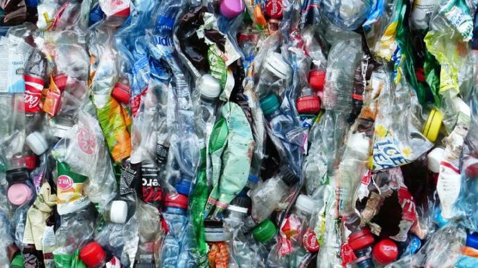 El Gobierno español quiere cobrar 10 céntimos por botella o lata que no reciclemos