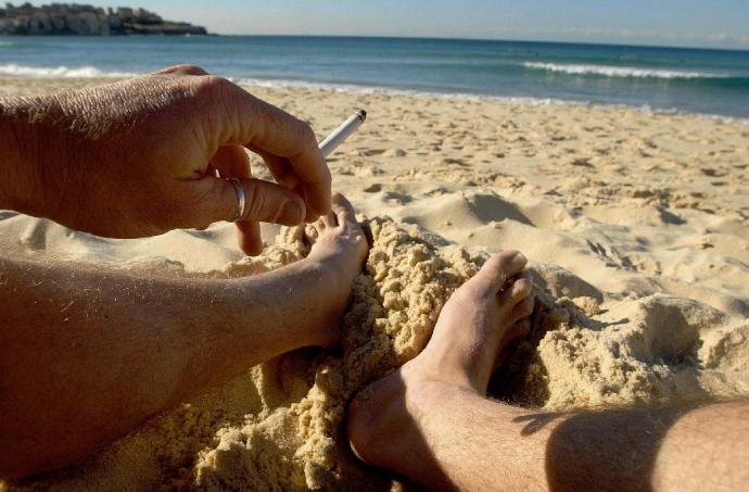 La campaña pretende evitar que se fume mientras se está en la playa