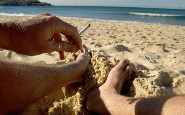 La campaña pretende evitar que se fume mientras se está en la playa La campaña pretende evitar que se fume mientras se está en la playa