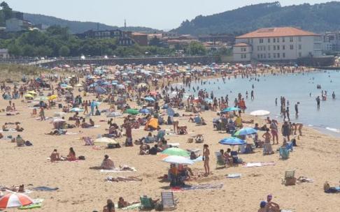 Imagen de una de las playas vizcainas ayer. Imagen de una de las playas vizcainas ayer.