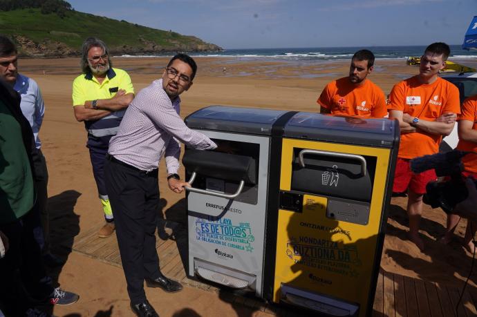 Las nuevas papeleras se instalarán en once playas del territorio este verano.