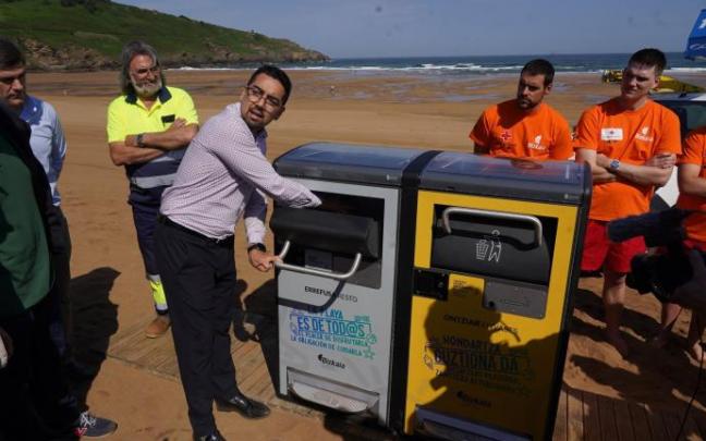 Las nuevas papeleras se instalarán en once playas del territorio este verano.