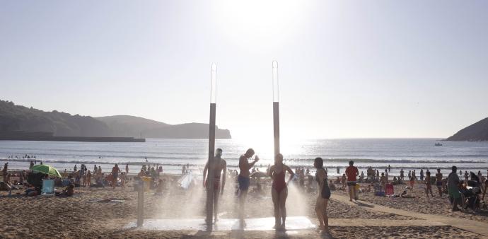 Imagen de archivo de las duchas de la playa de Gorliz