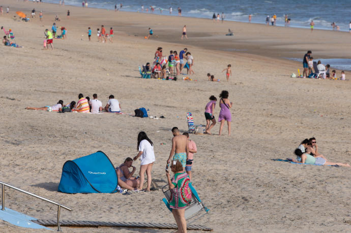 Varias personas en la Playa de Matalascanas, Huelva.
