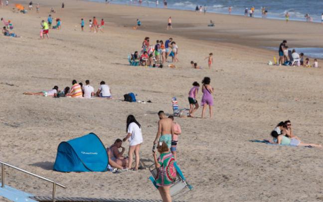 Varias personas en la Playa de Matalascanas, Huelva.