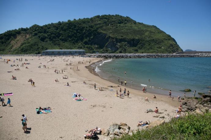 Decenas de personas disfrutan de un día de playa en Orio