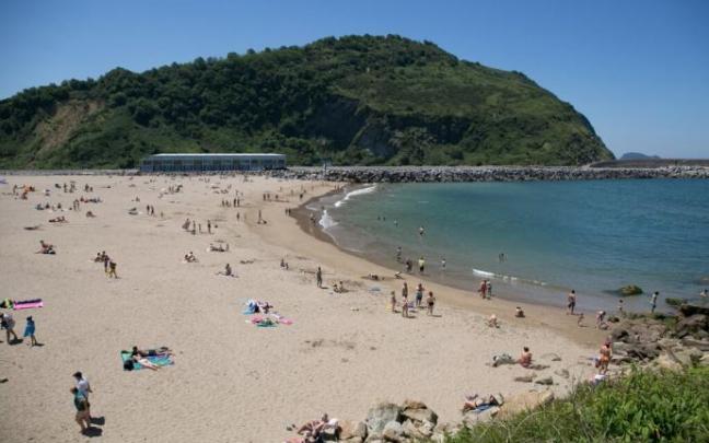 Decenas de personas disfrutan de un día de playa en Orio