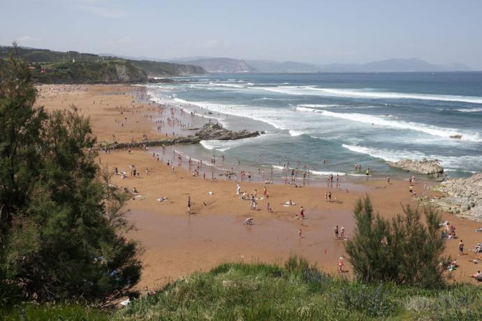 La playa de Sopela a rebosar.