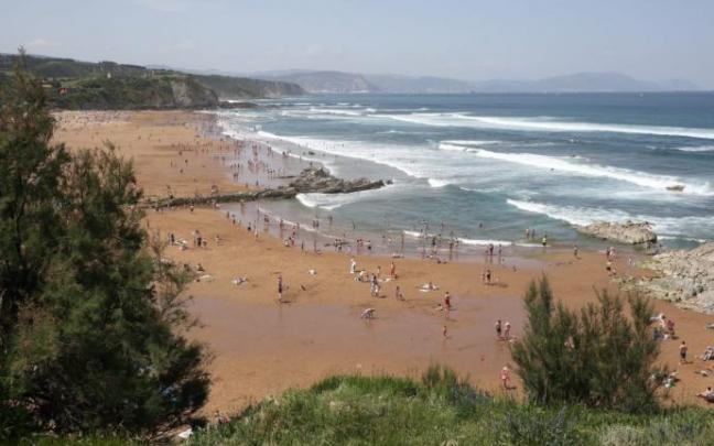 La playa de Sopela a rebosar. La playa de Sopela a rebosar.