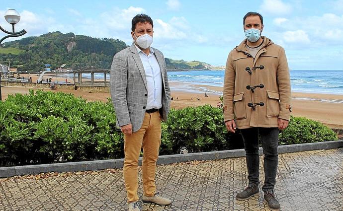 Xabier Txurruka e Iban San Martín en el malecón de Zarautz.