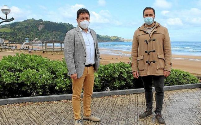 Xabier Txurruka e Iban San Martín en el malecón de Zarautz.