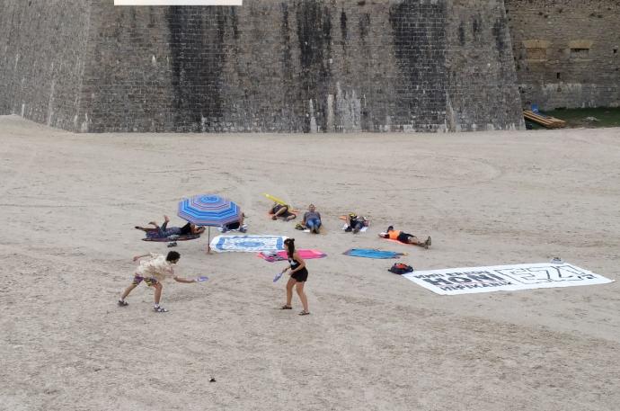 Un día de 'playa' en los fosos de la Ciudadela, tras el concurso de hípica.