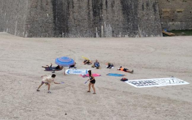Un día de 'playa' en los fosos de la Ciudadela, tras el concurso de hípica. Un día de 'playa' en los fosos de la Ciudadela, tras el concurso de hípica.
