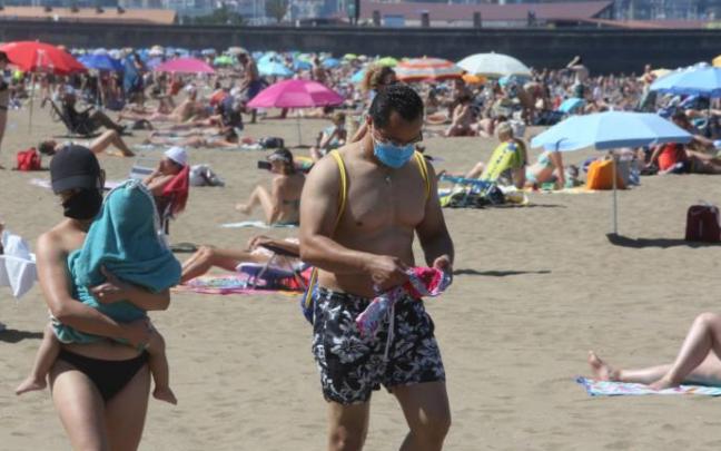 Varias personas aprovechan el buen tiempo en la playa Varias personas aprovechan el buen tiempo en la playa