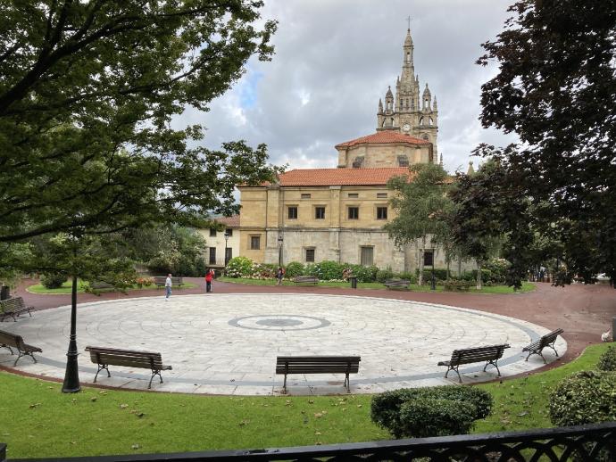 La plaza Juan XXIII está situada en la parte trasera de la basílica de Begoña en Bilbao