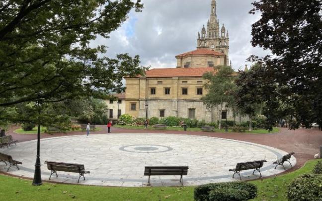 La plaza Juan XXIII está situada en la parte trasera de la basílica de Begoña en Bilbao La plaza Juan XXIII está situada en la parte trasera de la basílica de Begoña en Bilbao