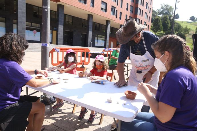 Algunas vecinas disfrutan del taller de arcilla en la Plaza del Gas