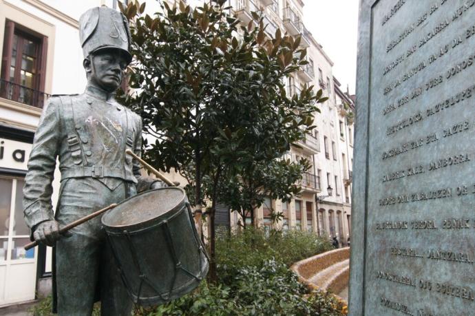 Imagen del conjunto escultórico de la plaza de Sarriegi