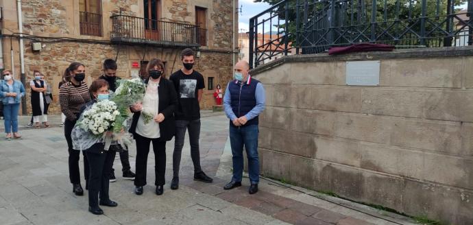 Familiares guardan un minuto de silencio con el alcalde, Juanra Urkijo, a la derecha.