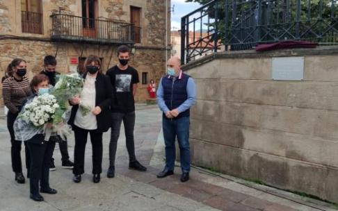 Familiares guardan un minuto de silencio con el alcalde, Juanra Urkijo, a la derecha. Familiares guardan un minuto de silencio con el alcalde, Juanra Urkijo, a la derecha.