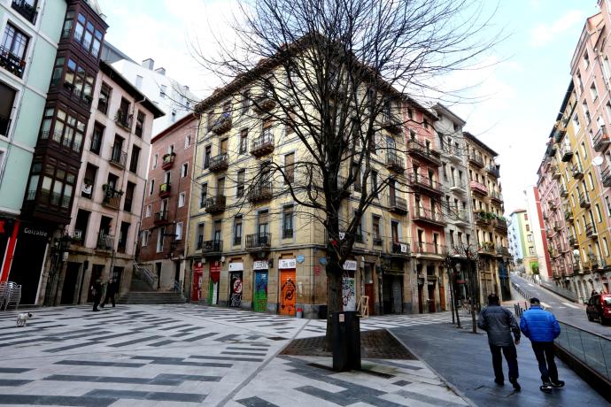 Una plaza del barrio de Bilbao La Vieja.