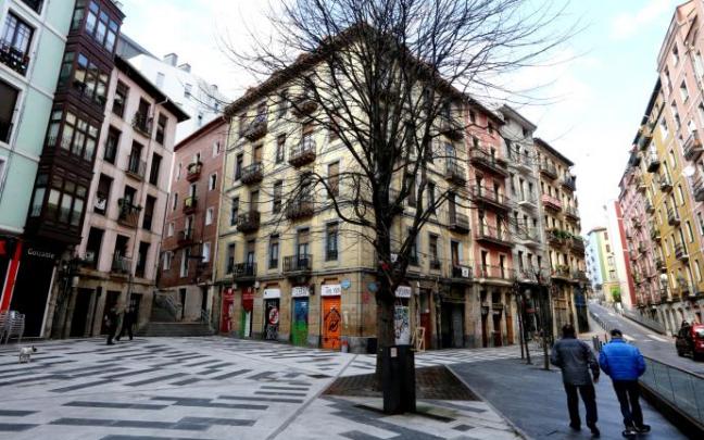 Una plaza del barrio de Bilbao La Vieja.