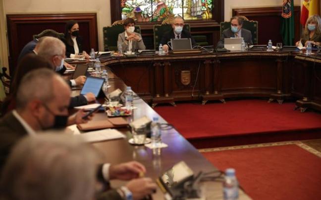 El alcalde Maya, al fondo de la imagen, al inicio de la sesión plenaria de este jueves en Pamplona.