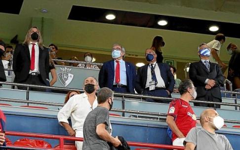 De izquierda a derecha, Miguel Cuesta, César Muniáin, Luis Sabalza y Fran Canal, en el palco con los directivos del Espanyol. Foto: Javier Bergasa