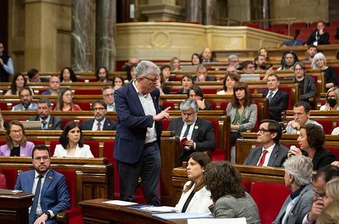 Momento en el que diputado de Cs Matías Alonso es expulsado del pleno del Parlament.