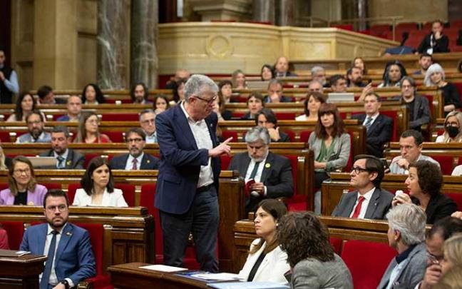 Momento en el que diputado de Cs Matías Alonso es expulsado del pleno del Parlament. Momento en el que diputado de Cs Matías Alonso es expulsado del pleno del Parlament.