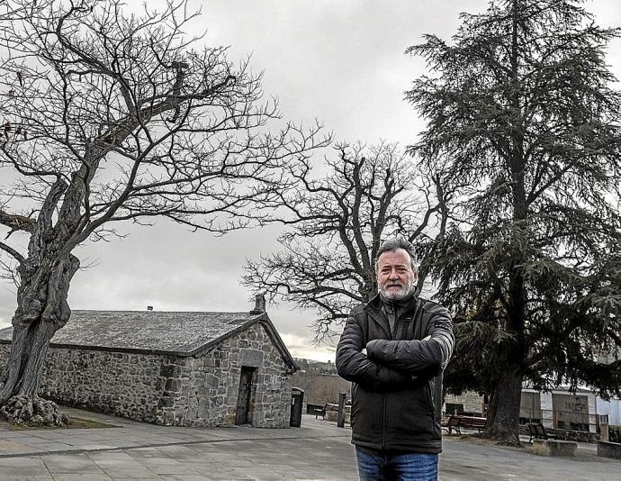 Patxi Leuza posa a primera hora de la mañana en uno de sus rincones favoritos de la ciudad, rodeado de árboles en el Redín.