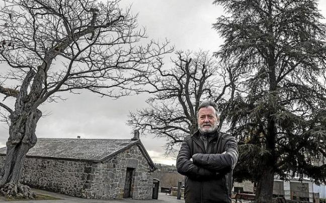 Patxi Leuza posa a primera hora de la mañana en uno de sus rincones favoritos de la ciudad, rodeado de árboles en el Redín. Patxi Leuza posa a primera hora de la mañana en uno de sus rincones favoritos de la ciudad, rodeado de árboles en el Redín.