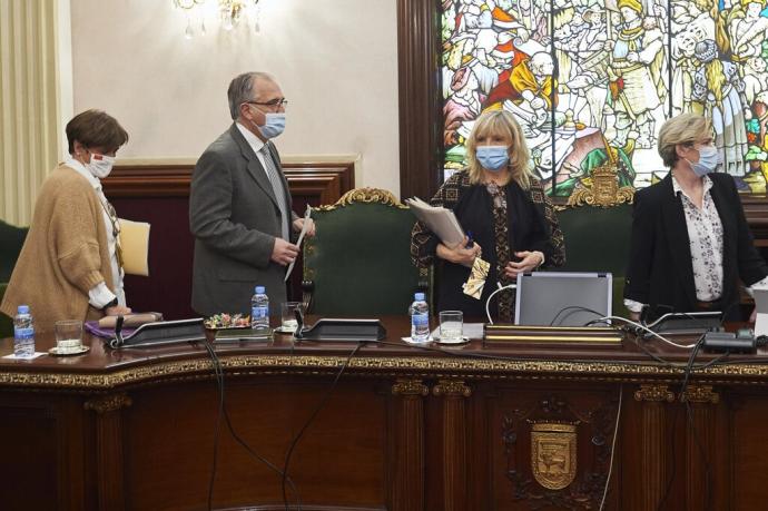 El alcalde Maya junto a María Caballero, en el Pleno de este jueves.